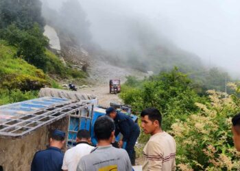 सोताङ अस्पातलका लागि प्लाइउड लिएर गएको ट्याक्टर दुर्घटना