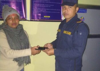 दुधकुण्डमा हराएको २ वटा मोबाइल सम्बन्धित धनीलाई फिर्ता