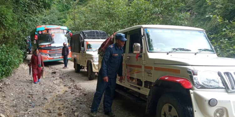 पहिरोले अवरुद्ध साल्मे सडक एकतर्फी सञ्चालनमा