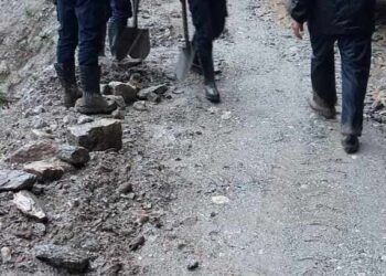 वर्षाले सल्लेरी ओखलढुगां सिद्धिचरण राजमार्ग सडक अवरुद्ध, पहिरो हटाउने प्रयास जारी