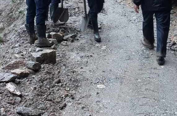 वर्षाले सल्लेरी ओखलढुगां सिद्धिचरण राजमार्ग सडक अवरुद्ध, पहिरो हटाउने प्रयास जारी