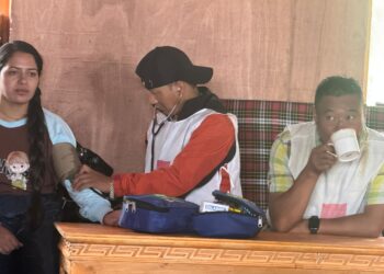 नेपाल रेडक्रस सोसाइटी सोलुखुम्बुले बाटोबाटै तिर्थयात्रीहरुको स्वास्थ्य परीक्षण गर्दै