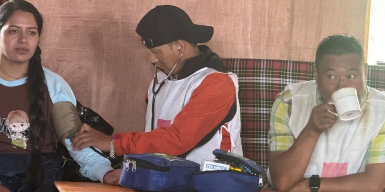 नेपाल रेडक्रस सोसाइटी सोलुखुम्बुले बाटोबाटै तिर्थयात्रीहरुको स्वास्थ्य परीक्षण गर्दै