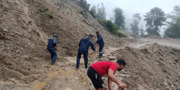 पहिरोले अवरुद्ध नेले — काँगेल सडक सञ्चालनमा