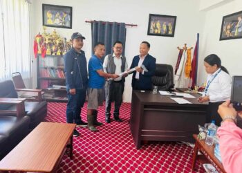 अपाङ्गता सहायक सामग्री वितरण गर्दै पालिका अध्यक्ष असिम राई