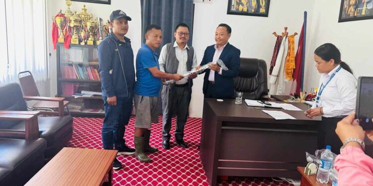 अपाङ्गता सहायक सामग्री वितरण गर्दै पालिका अध्यक्ष असिम राई