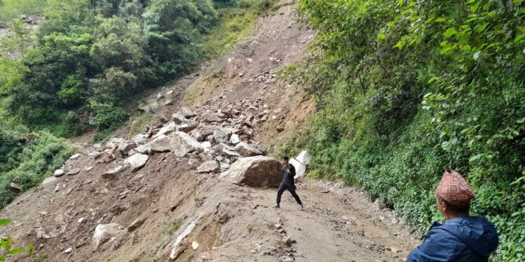 १२ घण्टा पछि खुल्याे साल्मे सडक 