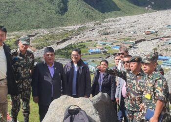 थामेको अवलोकन गर्न आएको रक्षामन्त्रीको टोलीले प्रधानमन्त्रीलाई प्रतिबेदन बुझाउँदै