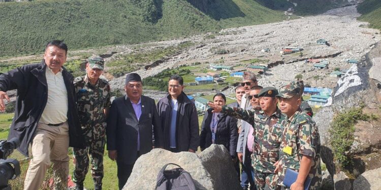 थामेको अवलोकन गर्न आएको रक्षामन्त्रीको टोलीले प्रधानमन्त्रीलाई प्रतिबेदन बुझाउँदै