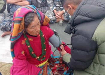 दुधकुण्ड मेलामा पुगेका भक्तजनहरुको सशस्त्र प्रहरी बलले गर्याे स्वास्थ्य जाँच