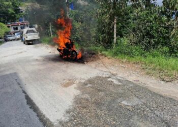  सावधान : गुड्दा गुड्दैको मोटरसाइकलमा लाग्यो आगो   