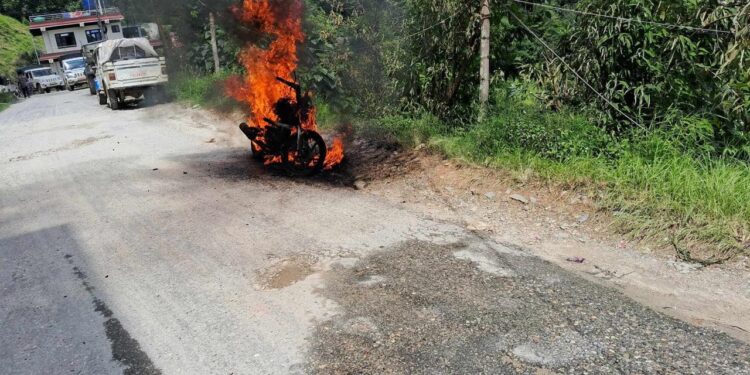  सावधान : गुड्दा गुड्दैको मोटरसाइकलमा लाग्यो आगो   
