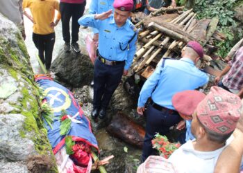  प्रहरी सहायक हवल्दारकाे मृत्यु प्रति जिल्ला प्रहरी कार्यालय सोलुखुम्बुको शोक सलामी