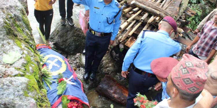  प्रहरी सहायक हवल्दारकाे मृत्यु प्रति जिल्ला प्रहरी कार्यालय सोलुखुम्बुको शोक सलामी