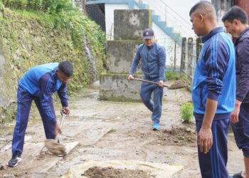 सोलु प्रहरीले गर्यो मन्दिर सरसफाइ, मन्दिर व्यवस्थापनका लागि बजेट अभाव