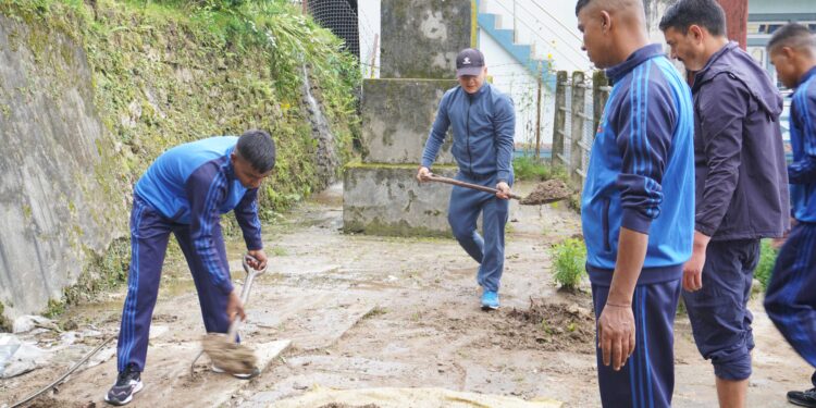 सोलु प्रहरीले गर्यो मन्दिर सरसफाइ, मन्दिर व्यवस्थापनका लागि बजेट अभाव