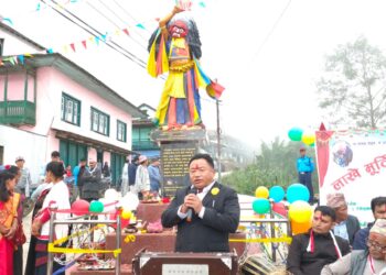 ऐसेलुखर्क बजारमा लाखेको मूर्ति निर्माण, पालिका अध्यक्ष राईले गरे अनावरण