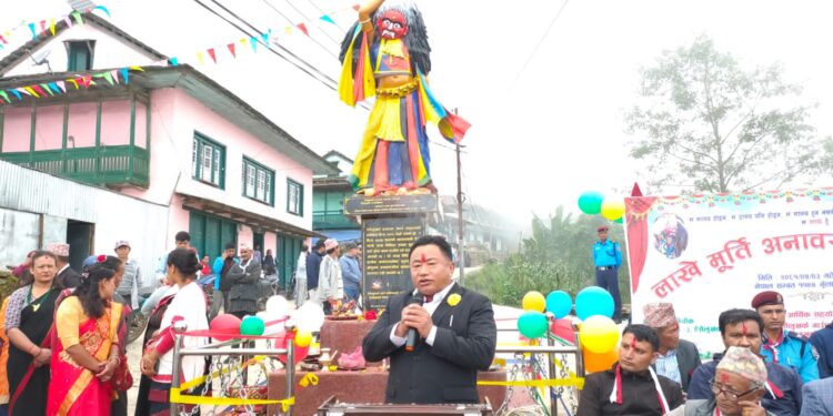 ऐसेलुखर्क बजारमा लाखेको मूर्ति निर्माण, पालिका अध्यक्ष राईले गरे अनावरण