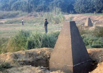 झापाको घेराबारीमा भारतीय नागरिकले बाटो खन्न थालेपछि स्थानीयबासिन्दाले रोके