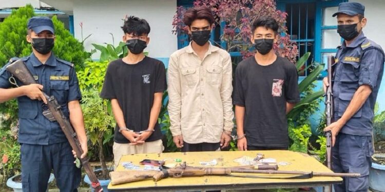 झापामा चोरी आरोपमा फरार व्यक्ति बन्दुकसहित पक्राउ