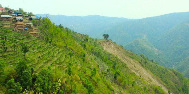 बराहपोखरीको चेकेथुम गाउँ पहिरोको उच्च जोखिममा