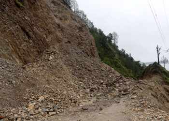 पहिरोले अवरुद्ध दिक्तेल–हलेसी सडक एकतर्फी सञ्चालनमा