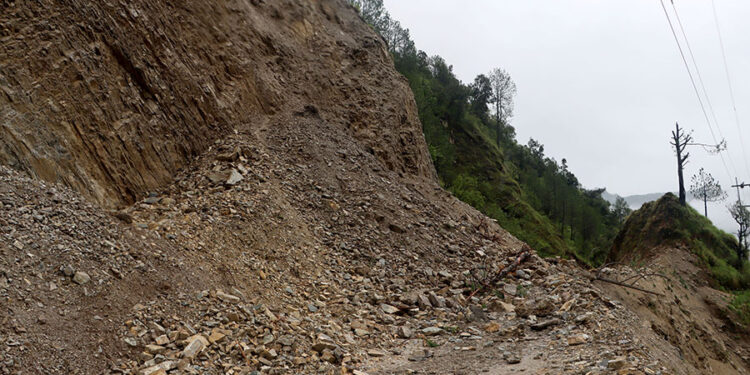 पहिरोले अवरुद्ध दिक्तेल–हलेसी सडक एकतर्फी सञ्चालनमा