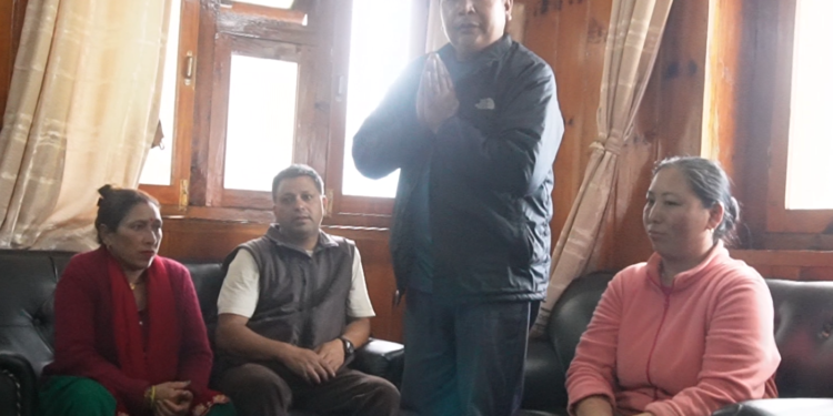 मृत्युसंस्कारमा गरिएको निम्तो फिर्ता गरेर विभेद गर्ने शेर्पालाई दलित समुदायले मगायो माफी 