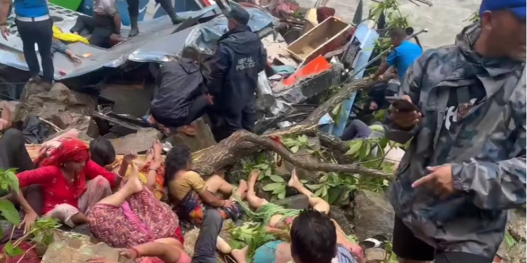 आँबुखैरेनीको ऐना पहराबाट बस मर्स्याङ्दी नदीमा खस्यो