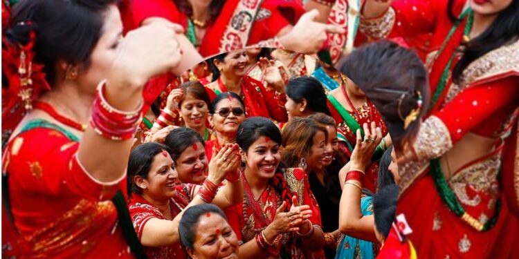 शिव मन्दिर परिवार माप्यदुधकोशीले तीज विशेष कार्यक्रम गर्दै