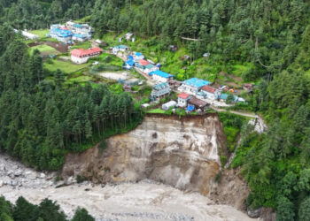 थामेको बाढीपछि दूधकोसीले धार बदल्दा टोकटोक गाउँका ३ घरमा क्षति, ४ वटा जोखिममा