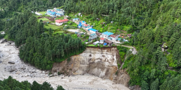 थामेको बाढीपछि दूधकोसीले धार बदल्दा टोकटोक गाउँका ३ घरमा क्षति, ४ वटा जोखिममा