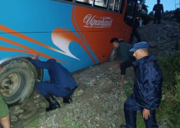पहिरोमा फसेको बस सोलु प्रहरीद्वारा शकुसल उद्वार