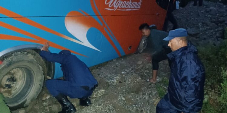 पहिरोमा फसेको बस सोलु प्रहरीद्वारा शकुसल उद्वार