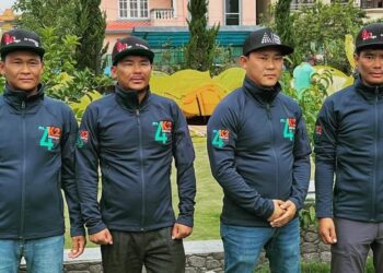 चार दाजुभाईले गरे, केटु हिमालको चुचुरोमा पुगेर विश्व कीर्तिमान