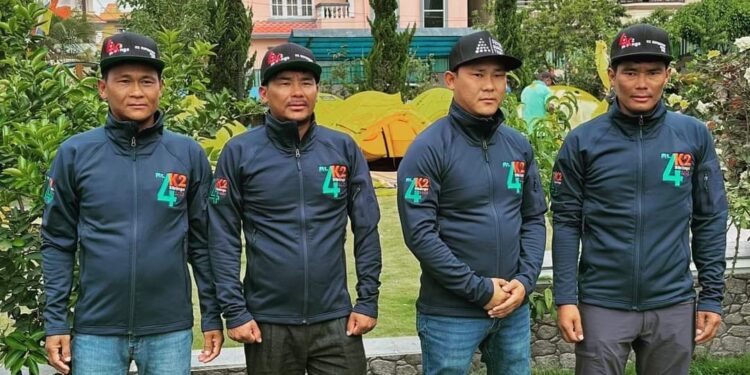 चार दाजुभाईले गरे, केटु हिमालको चुचुरोमा पुगेर विश्व कीर्तिमान