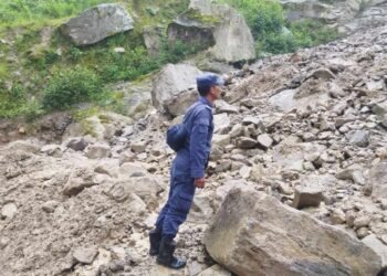 लिखुपिके चौलाखर्कबाट गोली जाने भित्री सडकमा लेदो सहितको पहिरो खस्यो 