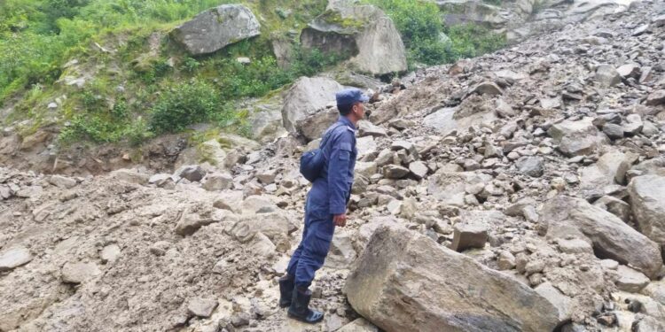 लिखुपिके चौलाखर्कबाट गोली जाने भित्री सडकमा लेदो सहितको पहिरो खस्यो 