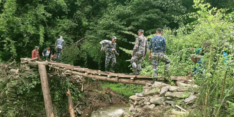 सशस्त्रको सक्रियतामा सल्लेरी टप्पुटारमा बन्यो काठेपुल