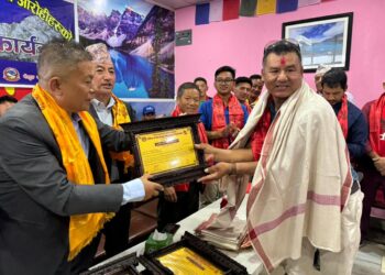 ८ जान सगरमाथा आरोहीलाई ओखलढुंगाको मोलुङ गाउँपालिकाद्वारा सम्मान