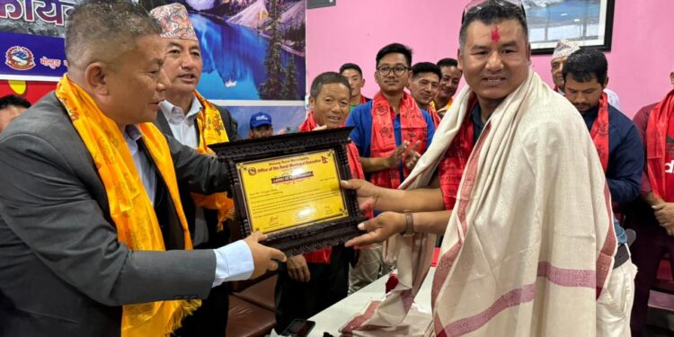 ८ जान सगरमाथा आरोहीलाई ओखलढुंगाको मोलुङ गाउँपालिकाद्वारा सम्मान