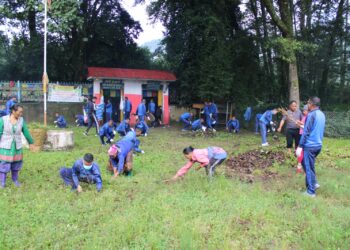  जनप्रतिनिधि र प्रहरीको टोली सानो दूधकुण्ड मन्दिर सरसफाइमा जुट्यो  