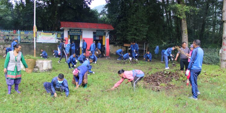  जनप्रतिनिधि र प्रहरीको टोली सानो दूधकुण्ड मन्दिर सरसफाइमा जुट्यो  