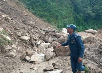 पटक पटक अवरुद्ध हुन्छ साल्मे, दिनमा ३ पटक पुग्छ प्रहरी पहिरो पन्छाउन