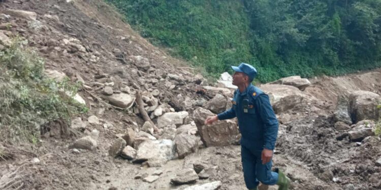 पटक पटक अवरुद्ध हुन्छ साल्मे, दिनमा ३ पटक पुग्छ प्रहरी पहिरो पन्छाउन