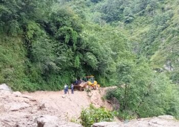  साल्मेमा फेरी पहिरो, सडक खुलाउन प्रहरी पुग्यो 