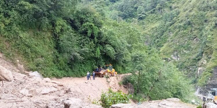  साल्मेमा फेरी पहिरो, सडक खुलाउन प्रहरी पुग्यो 