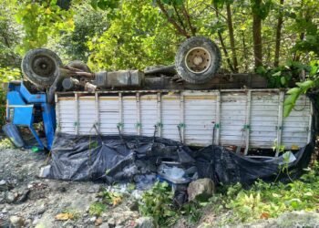 सोताङ अस्पतालका लागी मार्बल लिएर आएको ट्रक दिप्लीमा दुर्घटना