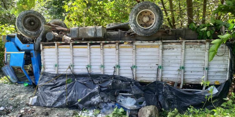 सोताङ अस्पतालका लागी मार्बल लिएर आएको ट्रक दिप्लीमा दुर्घटना