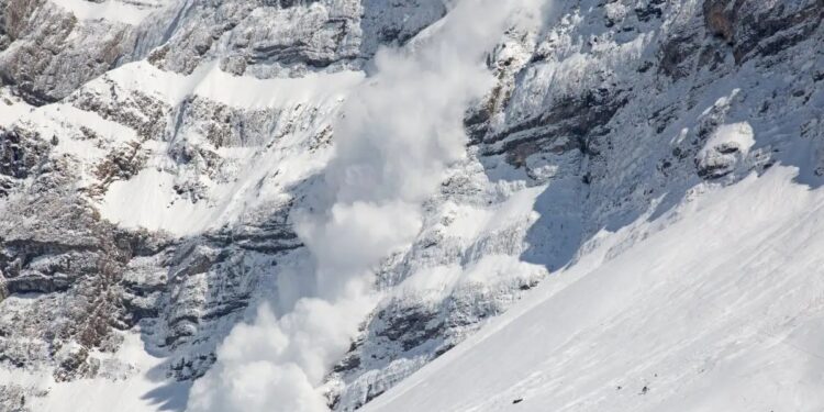 मुस्ताङको थासाङमा हिमपहिरो,  थुनियो बोक्सीखोला